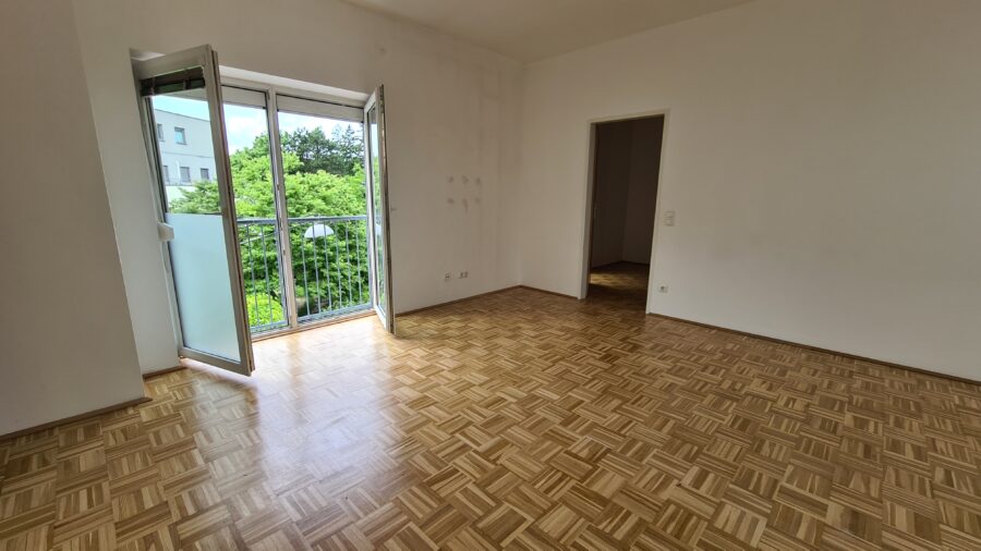 Traumhafte 3 Zimmer Wohnung in der Mansarde ohne Lift ** 1 Monat mietzinsfrei** - 20240610 Wohnzimmer/französisches Fenster