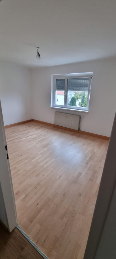 Sanierte Wohnung mit wunderschönen Ausblick ins Grüne, Küche und 2 Zimmer und großer Loggia im 3. Stock mit Lift in ruhiger Lage - 1000045887