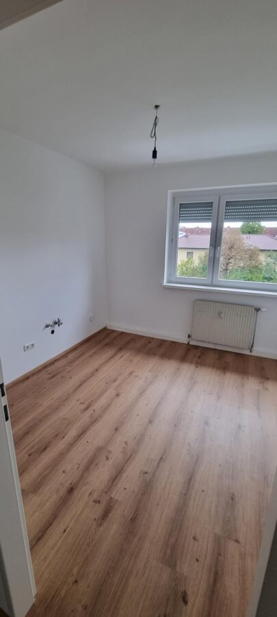 Sanierte Wohnung mit wunderschönen Ausblick ins Grüne, Küche und 2 Zimmer und großer Loggia im 3. Stock mit Lift in ruhiger Lage - 1000045888