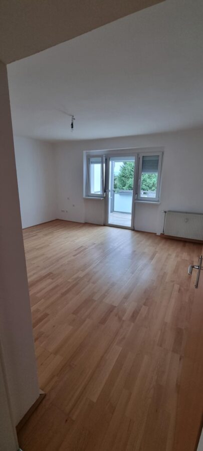 Sanierte Wohnung mit wunderschönen Ausblick ins Grüne, Küche und 2 Zimmer und großer Loggia im 3. Stock mit Lift in ruhiger Lage - 1000045892