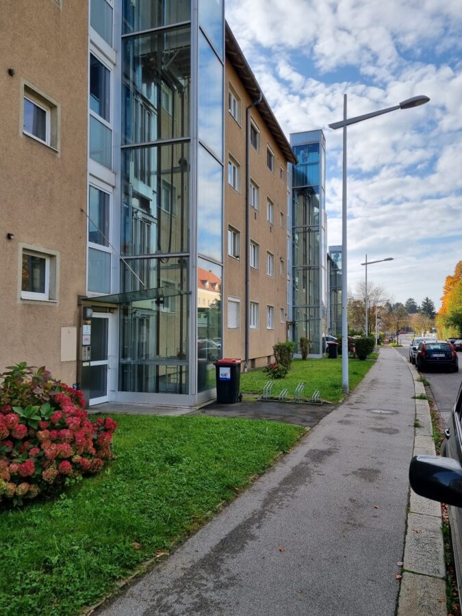 Sanierte Wohnung mit wunderschönen Ausblick ins Grüne, Küche und 2 Zimmer und großer Loggia im 3. Stock mit Lift in ruhiger Lage - Außenansicht